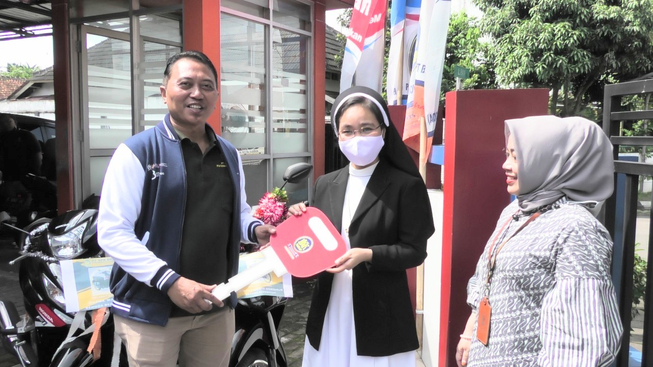 Warga Jl Patriot Menangkan Hadiah Mobil Dari Bank BKK Purwokerto