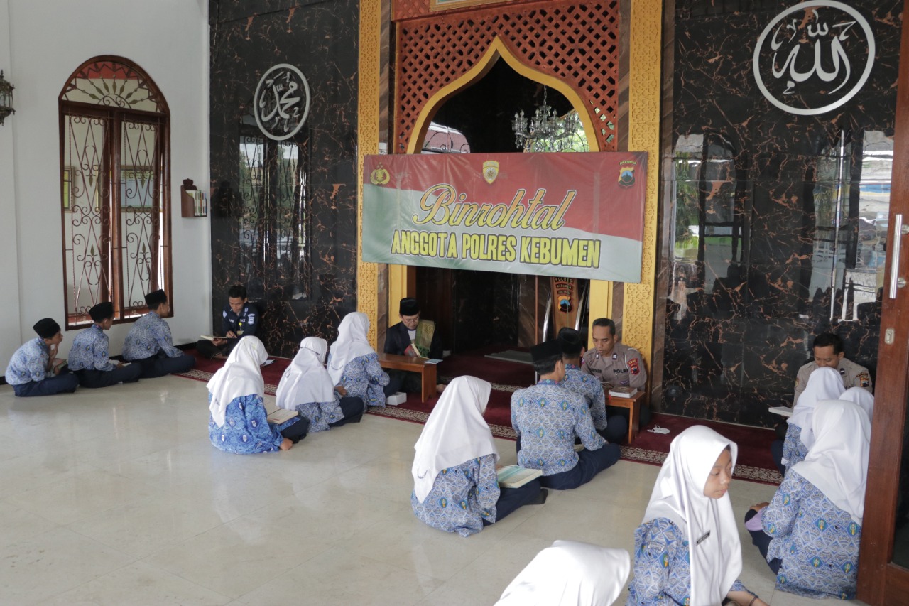 Tahfidz SMP Muhammadiyah 2 Kebumen Setorkan Hafalan Al Quran ke Polres Kebumen
