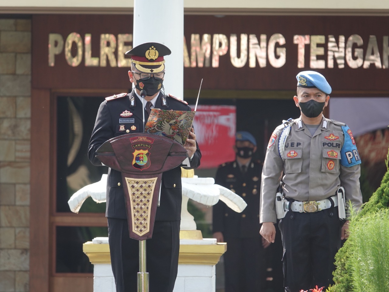 Polres Lampung Tengah Bersama Forkopimda Kab. Lampung Tengah Melaksanakan Upacara Hari Kesaktian Pancasila di Gedung Beguwai Jejamo Wawai