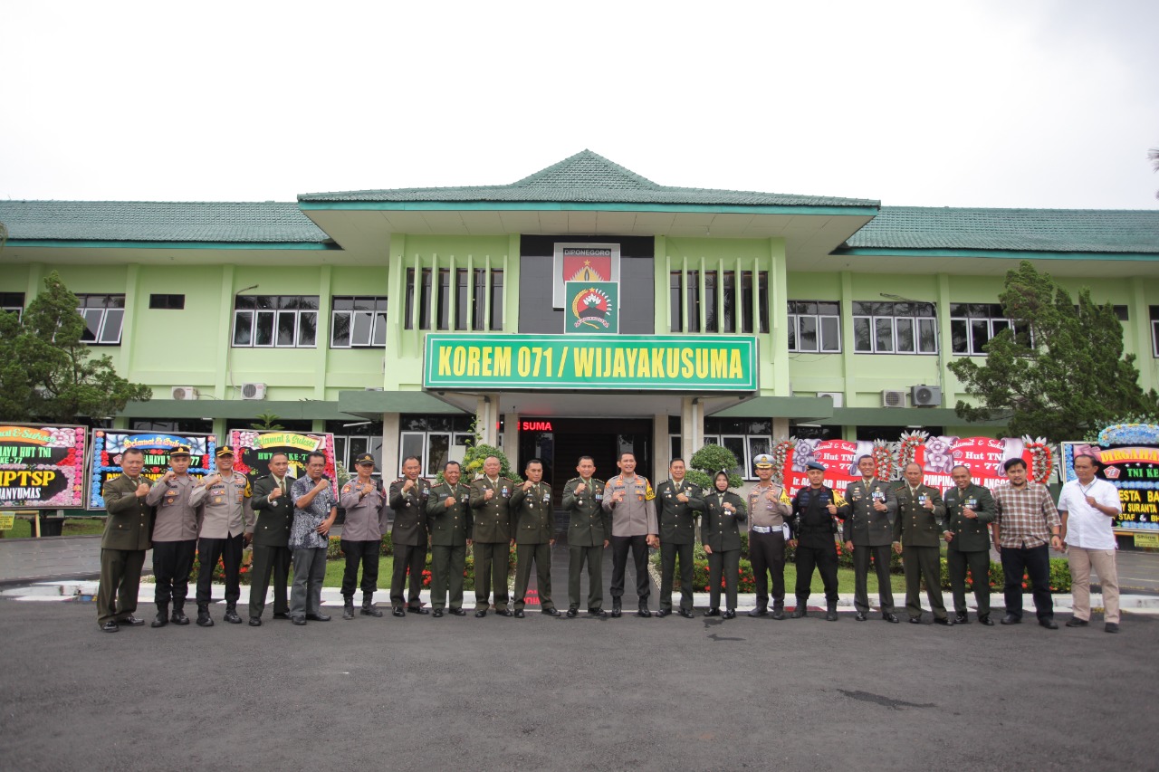 Berikan Kejutan HUT TNI ke-77, Kapolresta Banyumas Bersama Anggota Serbu Markas Korem 071/Wijayakusuma