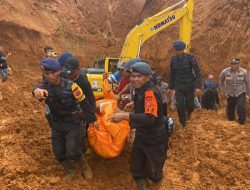 Personel Batalyon C Pelopor Satuan Brimob Polda Sultra Terjunkan 1 Pleton SAR Guna Evakuasi Korban Longsor di Lokasi Tambang