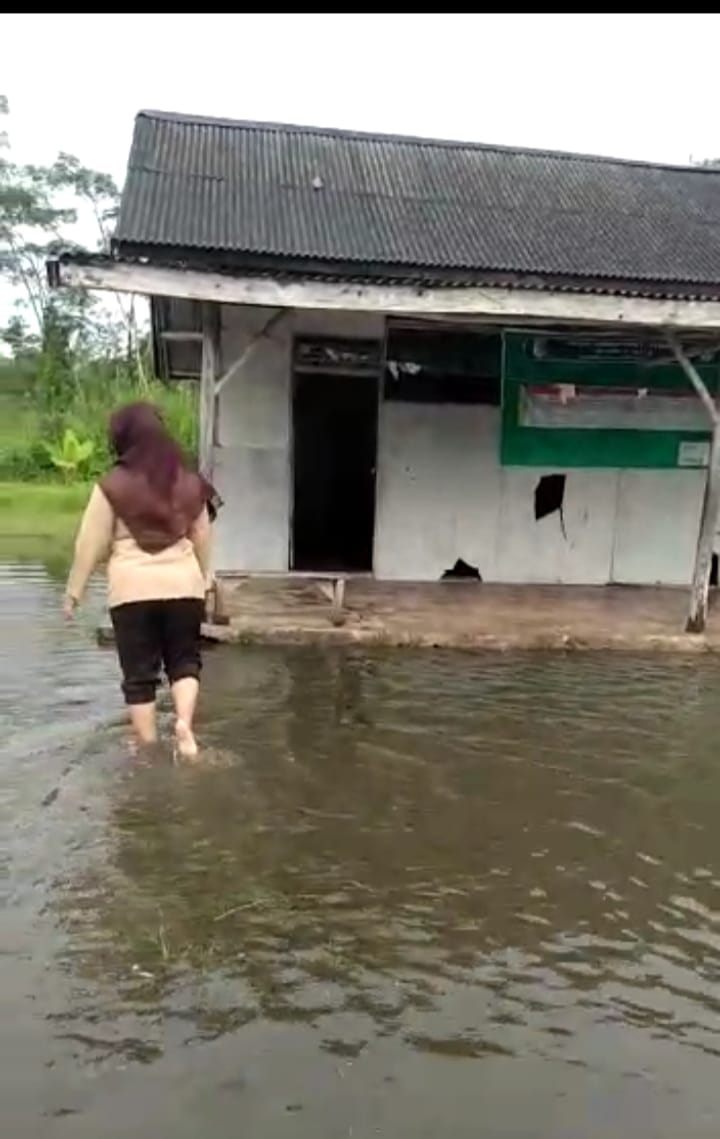 Akibat Turun Hujan Yang Lebat Dua Lokal SDN 1 Teladas Terendam Banjir