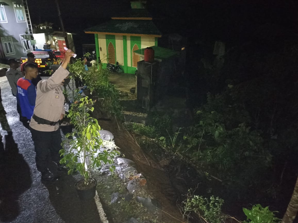 Longsor Terjadi di Dua Lokasi Desa Karangbawang Kecamatan Rembang