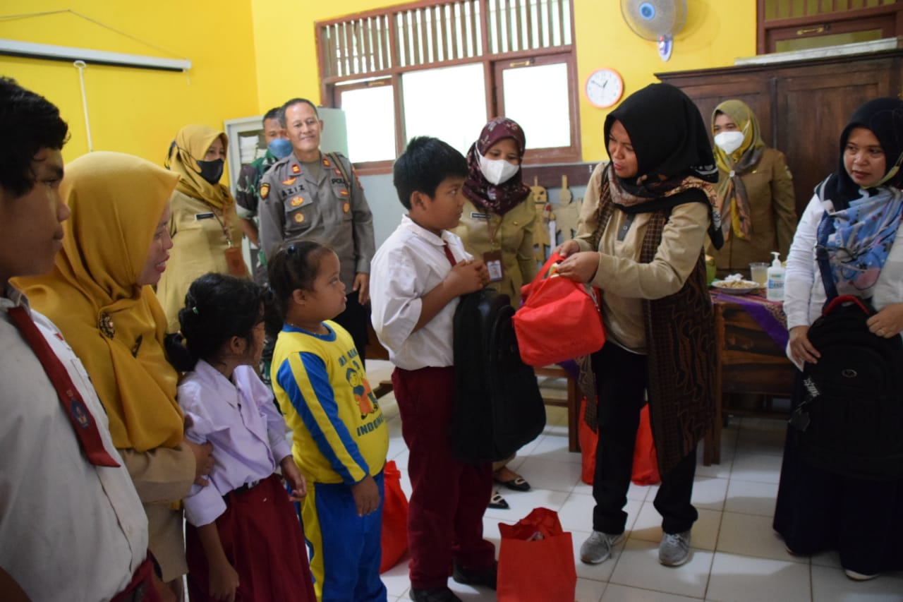 Kunjungi Anak Disabilitas di SDN Cilaku, Ny Erna Husein Terharu