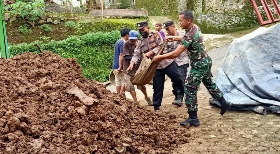 Polisi Polsek Rembang Bersama Warga Kerja Bakti Bersihkan Tanah Longsor