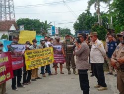 Jajaran Polres Lampung Tengah Melakukan Penjagaan Terhadap Aksi Unjuk Rasa (UNRAS) di Depan Kantor Inspektorat Kab. Lampung Tengah