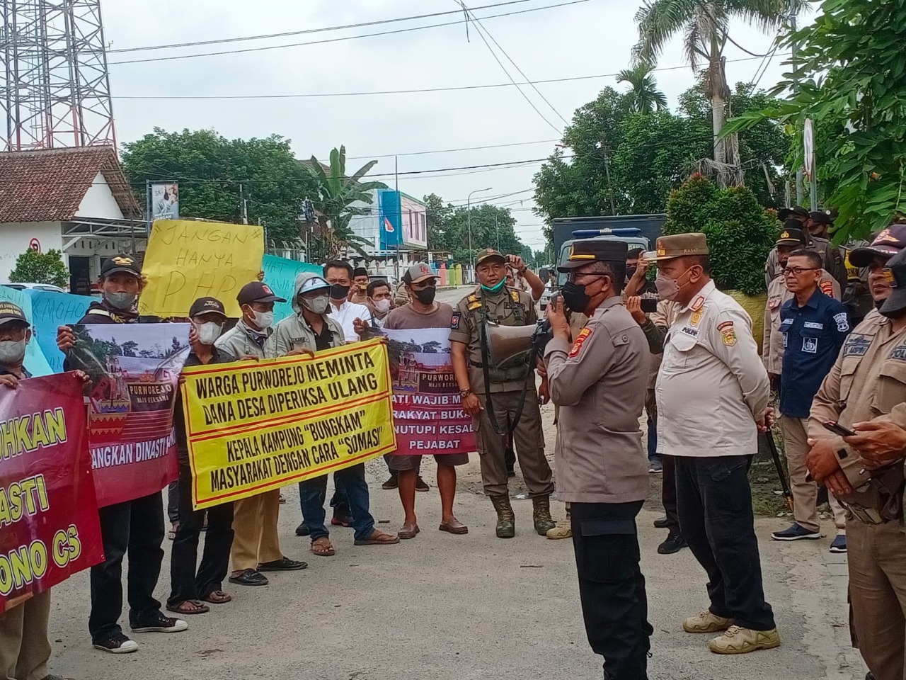 Jajaran Polres Lampung Tengah Melakukan Penjagaan Terhadap Aksi Unjuk Rasa (UNRAS) di Depan Kantor Inspektorat Kab. Lampung Tengah