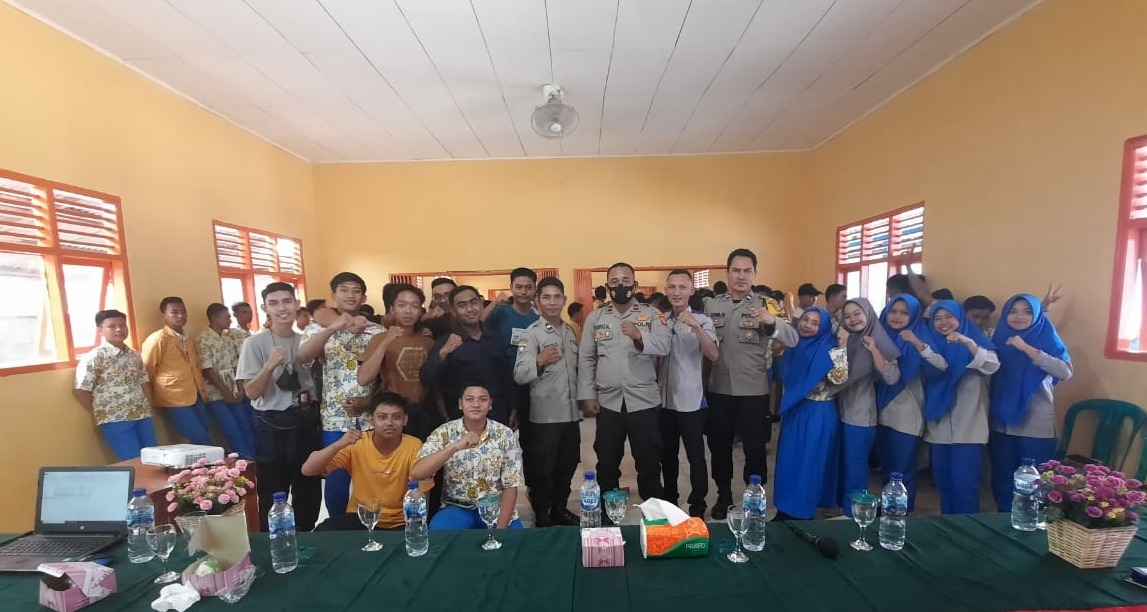 Sat Binmas Polres Lampung Tengah Memberikan Pembinaan Dan Penyuluhan Kepada Ratusan Pelajar SMK