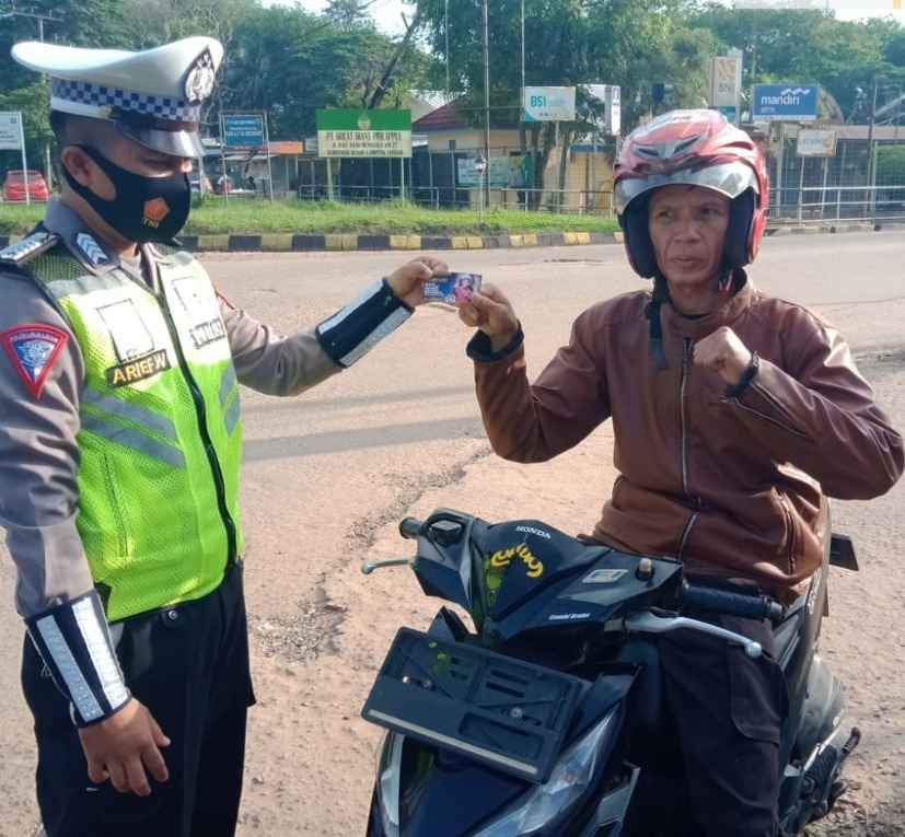 Dalam Operasi Zebra Krakatau 2022, Sat Lantas Polres Lampung Tengah mengedepankan kegiatan edukatif, persuasif dan humanis, didukung penegakkan hukum atau teguran simpatik dengan membagikan stiker