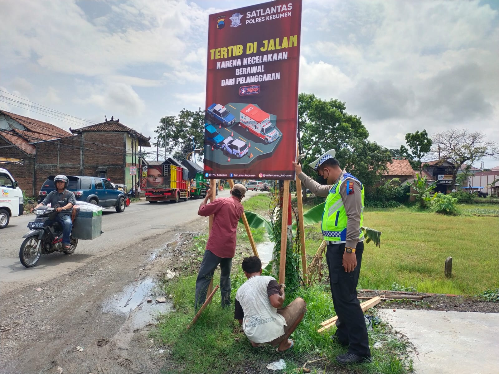 Pasang Baliho di Tempat Rawan Kecelakaan, Polres Kebumen Imbau Pengguna Jalan Agar Tertib Berlalu Lintas