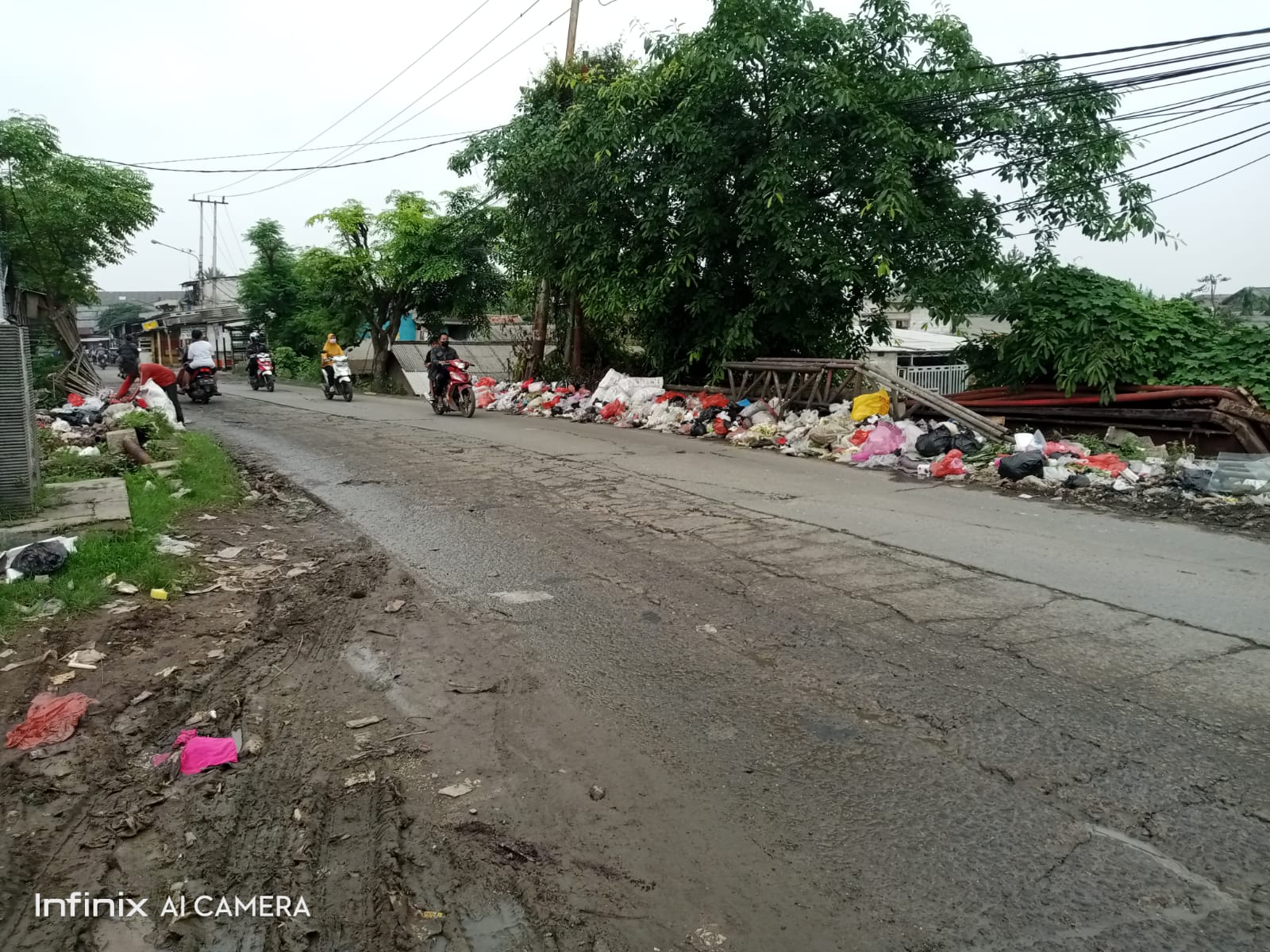 Pinggiran Jalan Utama Pasarkemis - Jatiuwung Menjadi Tempat Pembuangan Sampah Dan di Tambah Jalan Rusak