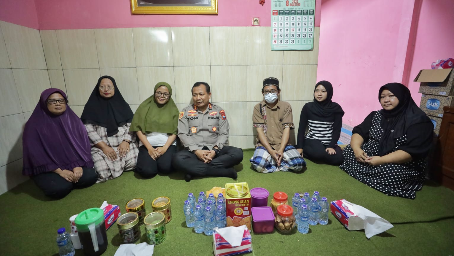 Turut Berduka, Kapolda Jatim Kunjungi Rumah Keluarga Tragedi Kanjuruhan di Kota Malang