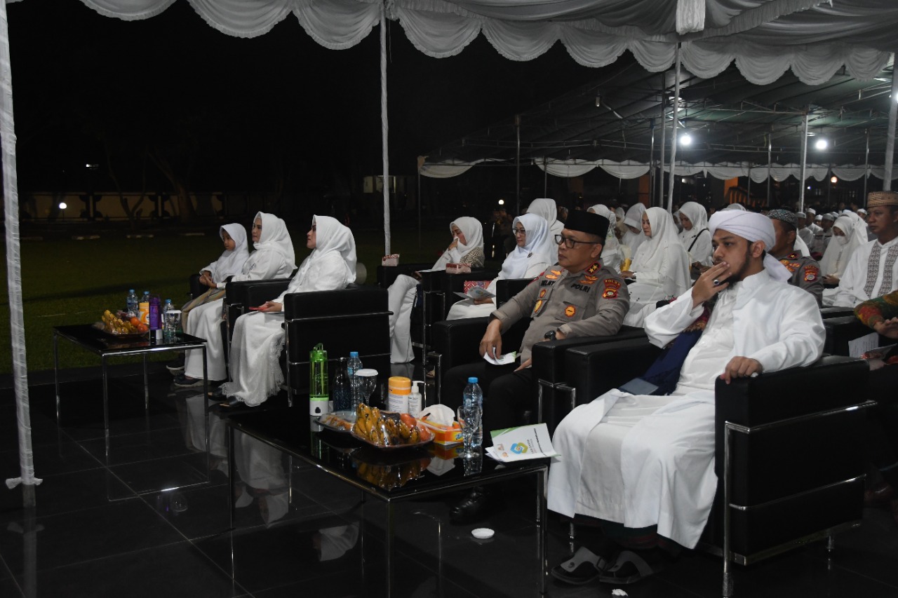 Polda Gorontalo di Serbu Ratusan Santri Kumandangkan Sholawat Peringati Maulid Nabi Muhammad SAW Dan Hari Santri Nasional