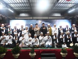 Polda Gorontalo di Serbu Ratusan Santri Kumandangkan Sholawat Peringati Maulid Nabi Muhammad SAW Dan Hari Santri Nasional