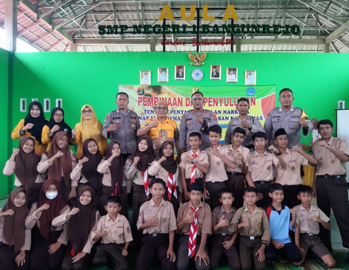 Sat Binmas Polres Lampung Tengah Memberikan Pembinaan Dan Penyuluhan Kepada Siswa/Siswi SMPN 1 Bangun Rejo