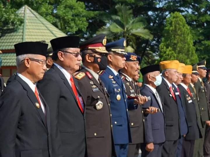 Peringati Hari Pahlawan, Dansat Brimob Polda Sulawesi Tenggara Tabur Bunga di TMP Watu Bangga