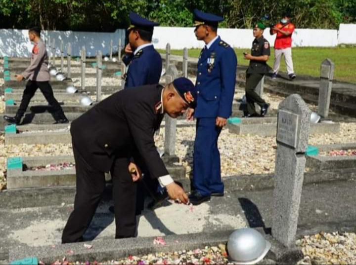 Peringati Hari Pahlawan, Dansat Brimob Polda Sulawesi Tenggara Tabur Bunga di TMP Watu Bangga
