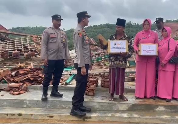 Polri Peduli ! Polsek Ketapang Salurkan Sembako Dan Uang Santunan Pada Puluhan Korban Angin Puting Beliung