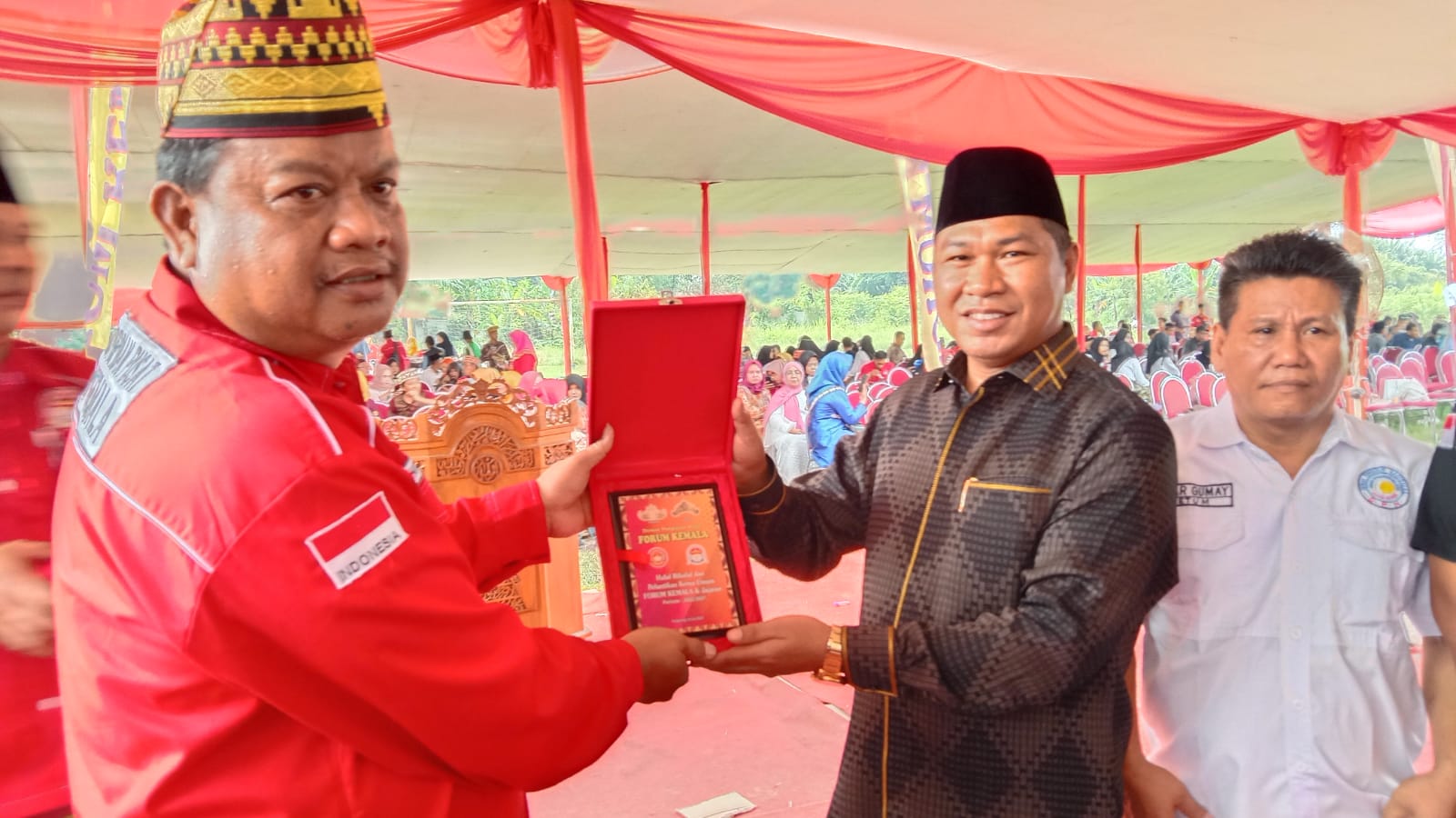 Saling Mendukung Program UMKM FKBSS, Kurais Memakai Songket Sumatera Selatan