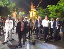 Kapolda Bali Terjun Langsung Kawal Pengamanan Presiden Prancis yang Jalan Kaki 2 Kilometer