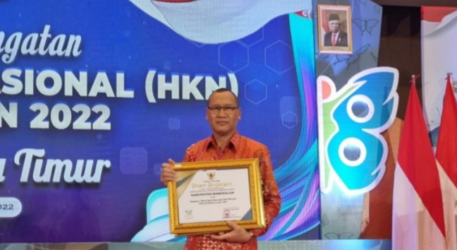 Dinas Kesehatan Kabupaten Bangkalan Raih Penghargaan dari Gubernur Jatim atas Capaian BIAN