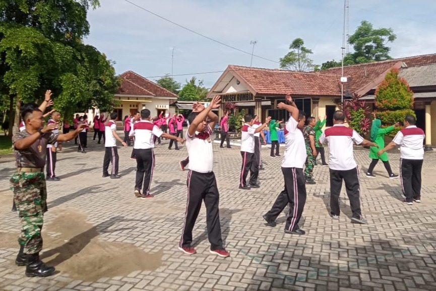 Dalam Rangka Memupuk Tali Silaturahmi dan Menumbuhkan Semangat Sinergitas Serta Soliditas Bersama TNI, Polsek Rumbia Menggelar Olahraga Bersama