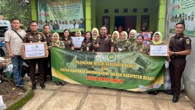 Kejari Kabupaten Bekasi Dan IAD Salurkan Bantuan Gempa Di Cianjur