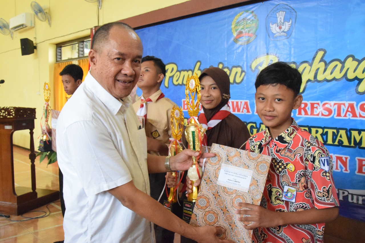 103 Pelajar SMP Berprestasi Terima Penghargaan