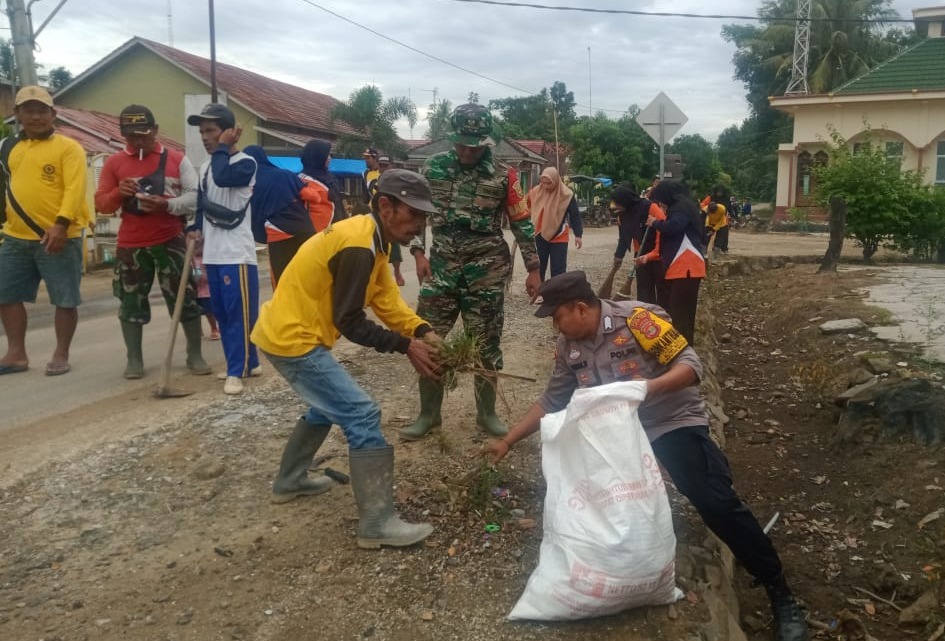 Cegah Banjir, Sinergitas TNI-Polri Jajaran Polres Lampung Tengah Polda Lampung Galakkan Gerakan Kebersihan