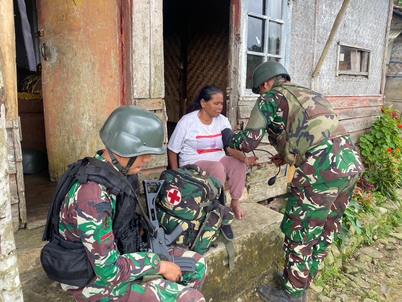 Latsiap Pratugas Yonif Raider 300/Bjw di Dampingi Babinsa Adakan Pengobatan Door To Door