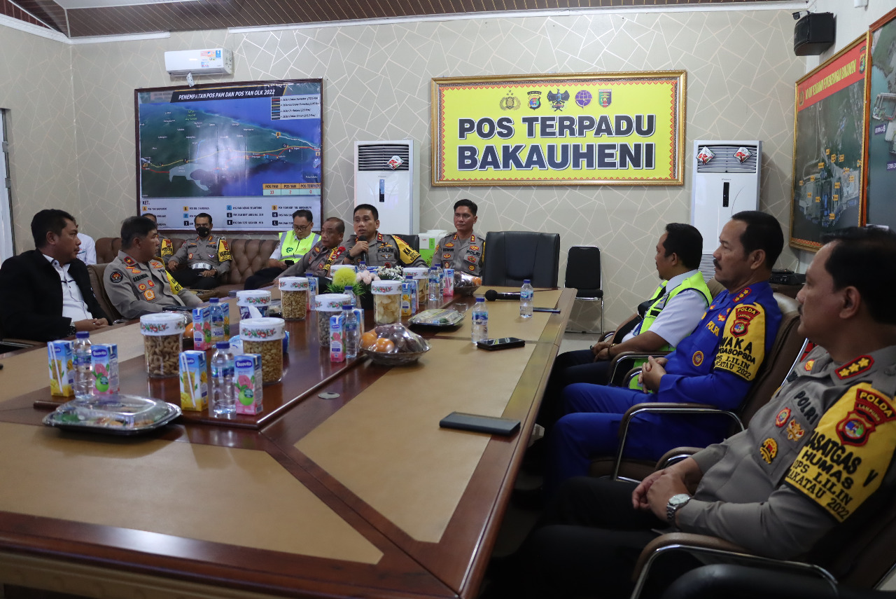 Personil Polres Lampung Tengah Menyapa Masyarakat Yang Sedang Beristirahat di Rest Area Tol Trans Sumatera