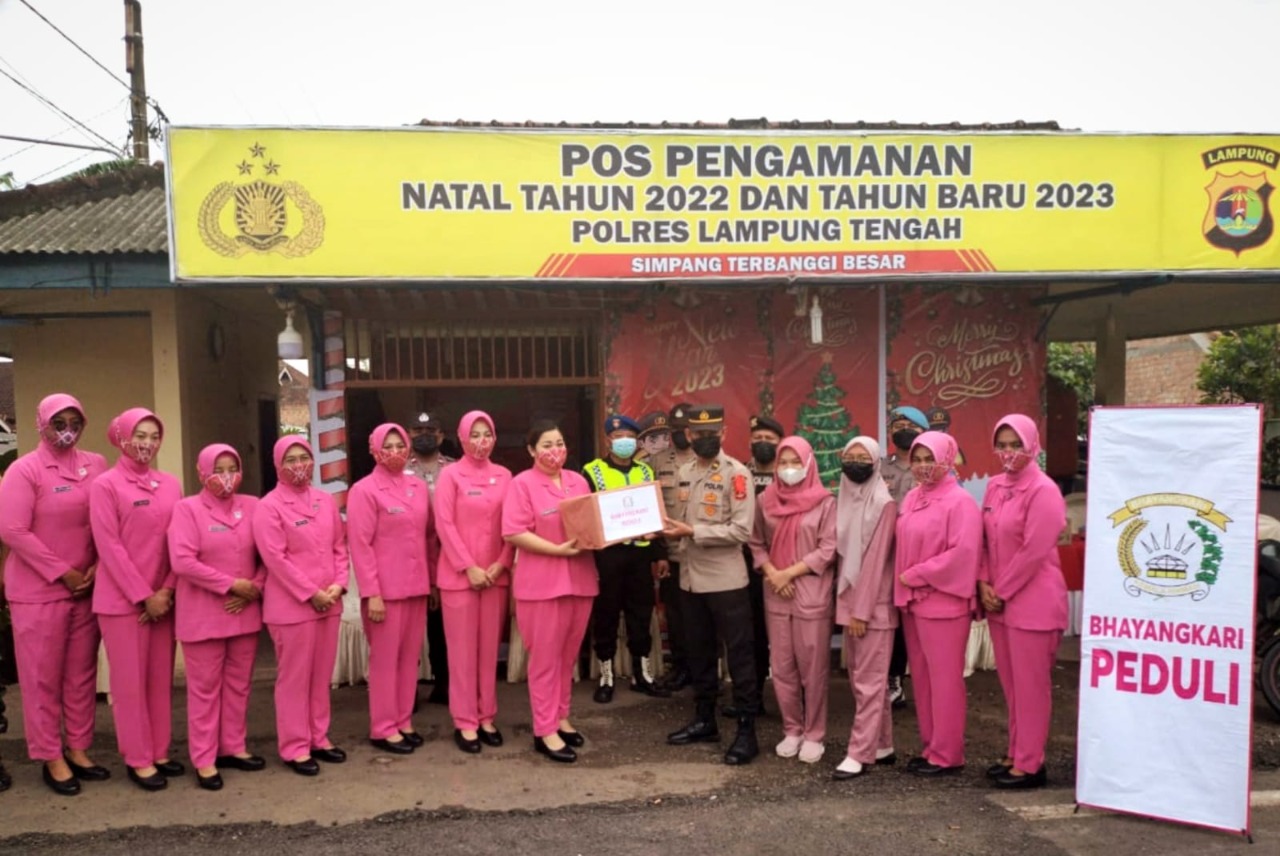 Kunjungi Pos Pengamanan Ops Lilin Krakatau 2022, Bhayangkari Peduli Polres Lampung Tengah Bagi Bingkisan