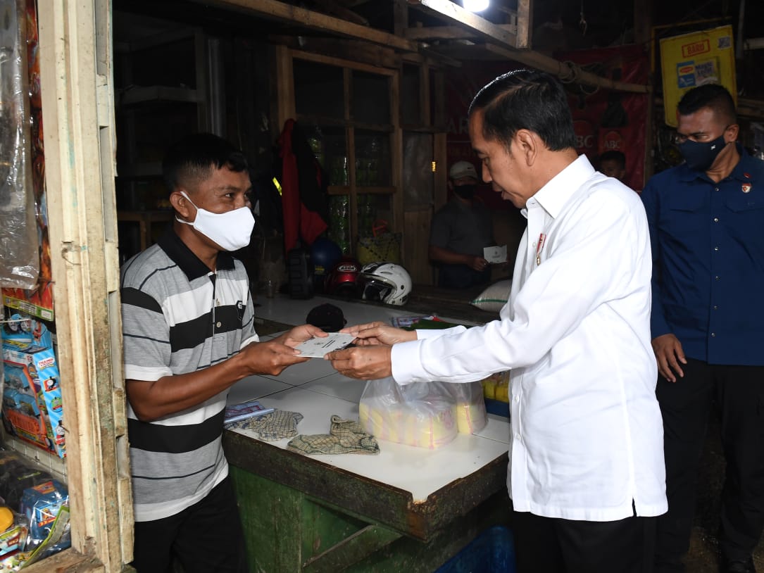 Presiden Berikan Bansos kepada Para Pedagang di Pasar Baru Subang