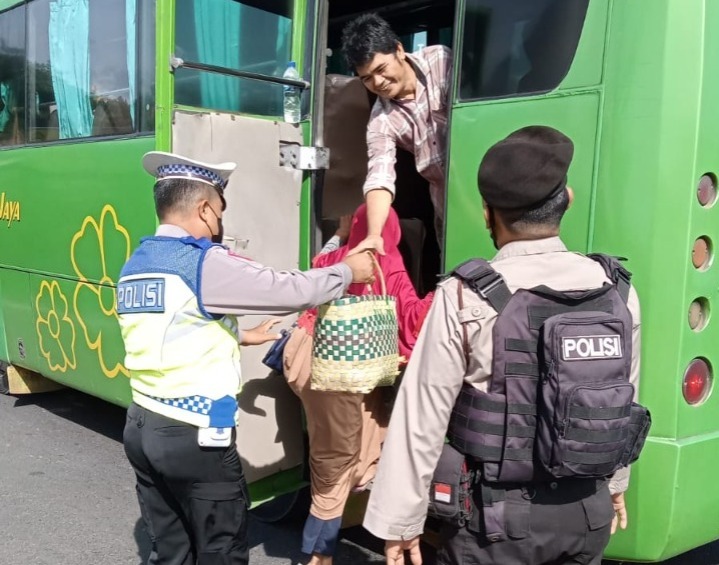 Aksi Humanis Personil Pos Pam Nataru Polres Lampung Tengah, Bantu Warga Lansia Yang Hendak Naik Bus
