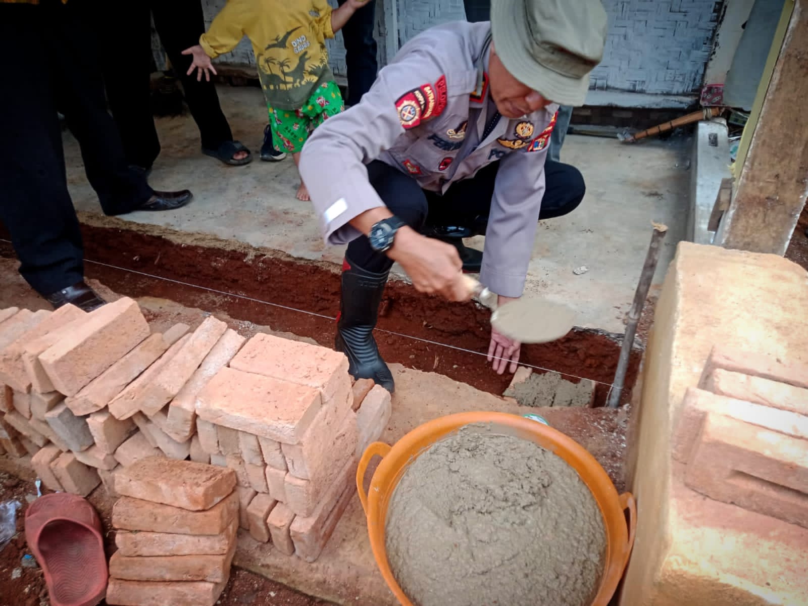 Peletakan Batu Pertama Pembangunan Rumah Almh Ana Afriani oleh Kapolsek Bangun Rejo