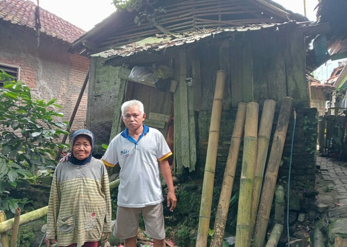 Miris Rumah Hampir Roboh di-Huni Janda Miskin di-Kampung Sengkol Cimarga