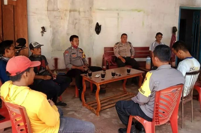 Bhabinkamtibmas Bersama Jajaran Polres Lampung Tengah Melakukan Patroli Sambang Warga