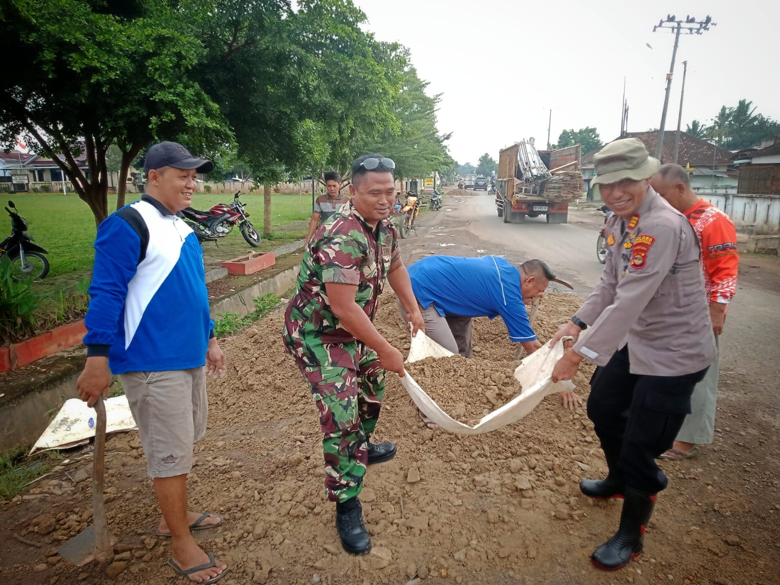 Kapolsek Bangun Rejo AKP Ferryantoni Bersama TNI Membantu Masyarakat Memperbaiki Jalan Rusak, Dimana Pejabat Pemerintah Setempat ?