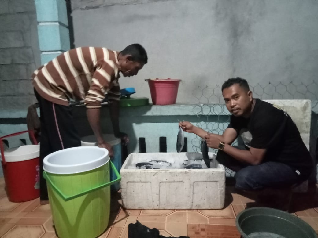 Ketua Sekali Gus Pendiri Lembaga Komunitas Nelayan Lokal Wakatobi Menyambari Nelayan-Nya Di Desa Waha Koroe