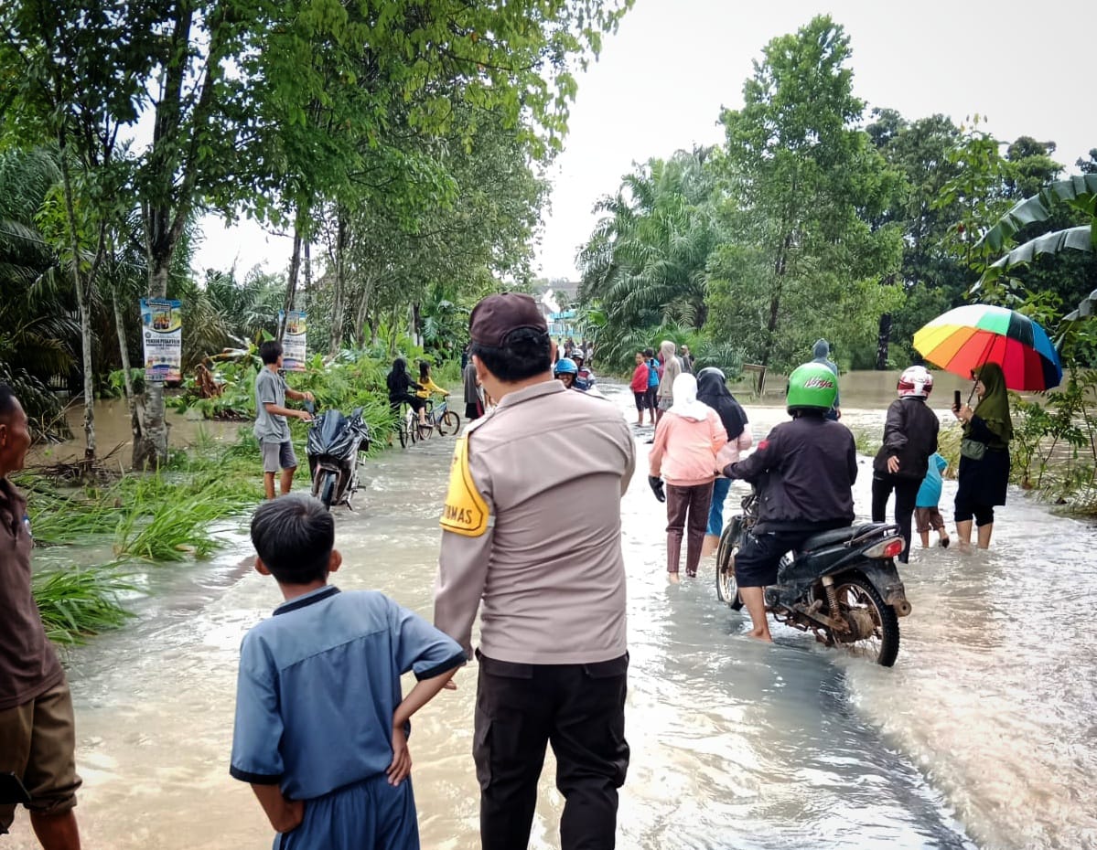 Personil Polres Lampung Tengah Bersama Polsek Melakukan Pengamanan Serta Mengatur Arus Lalu Lintas, Akibat Banjir