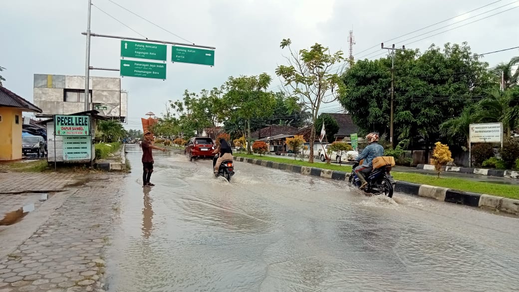 Banjir di Saat Hujan Yang Deras Pasar Panaragan Jaya Karena Tidak Adanya Talut Atau Siring