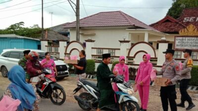 Jajaran Polres Lampung Tengah Bersama Ibu Bhayangkari Membagikan Takjil Untuk Masyarakat 