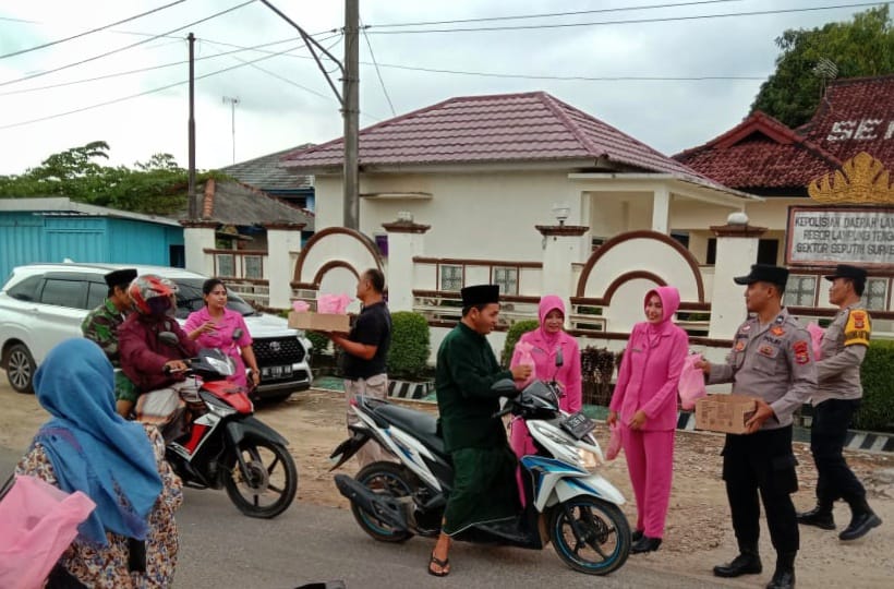 Jajaran Polres Lampung Tengah Bersama Ibu Bhayangkari Membagikan Takjil Untuk Masyarakat 