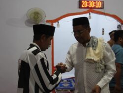 Berlomba Kebaikan Saat Ramadhan, Ketua DPRD Wakatobi Wakafkan Karpet Sajadah Ke Masjid