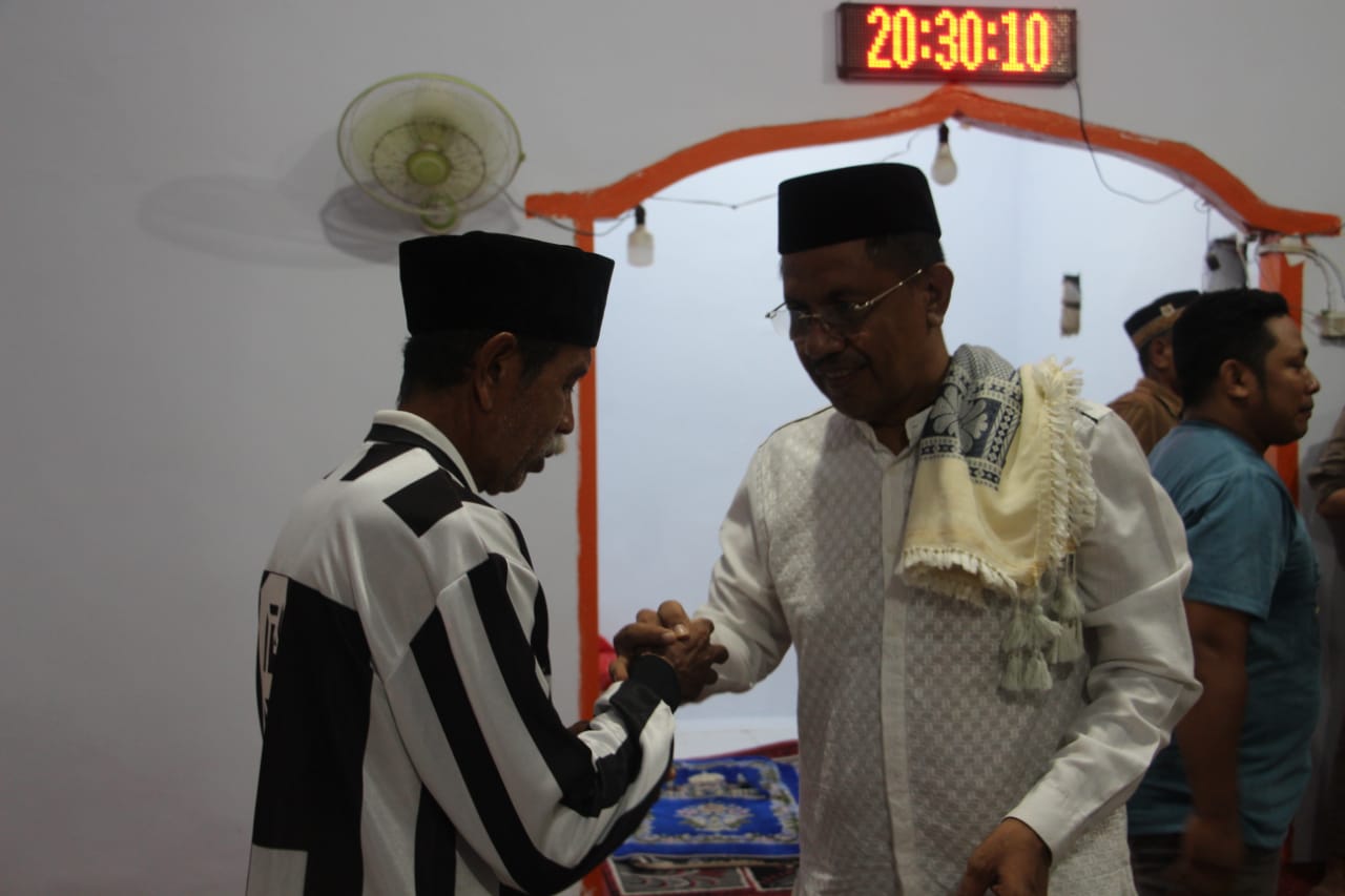 Berlomba Kebaikan Saat Ramadhan, Ketua DPRD Wakatobi Wakafkan Karpet Sajadah Ke Masjid