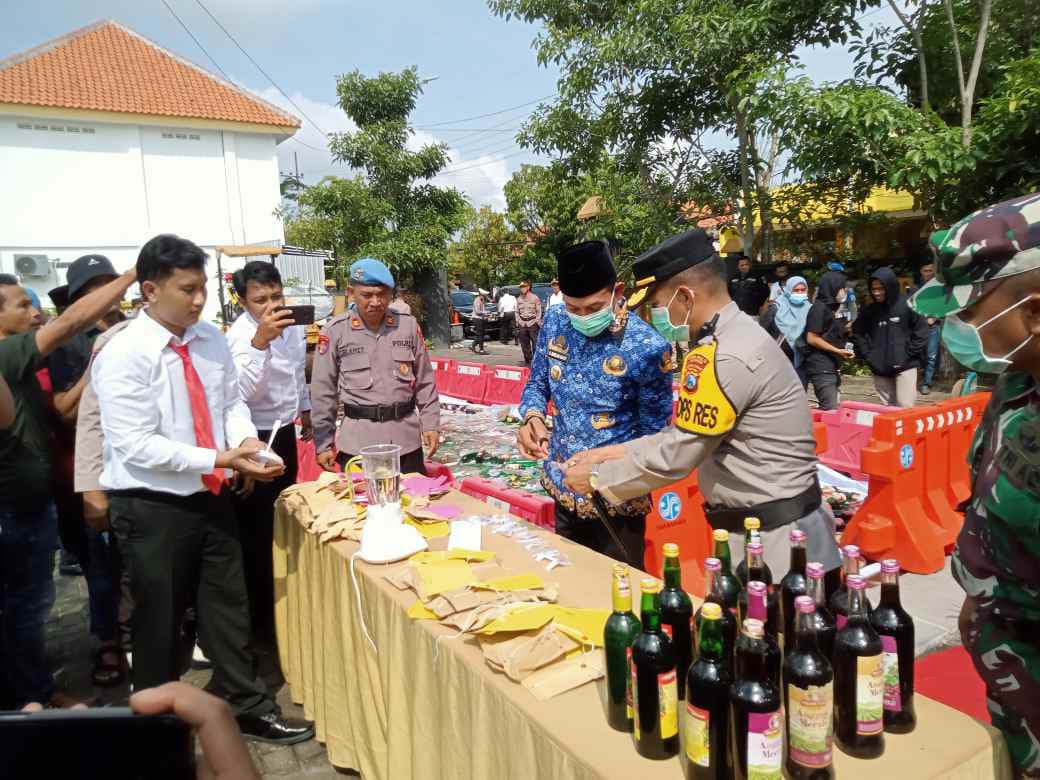 Jelang Hari Raya, Polres Sampang Polda Jatim Musnahkan Narkoba, Miras Dan Knalpot Brong