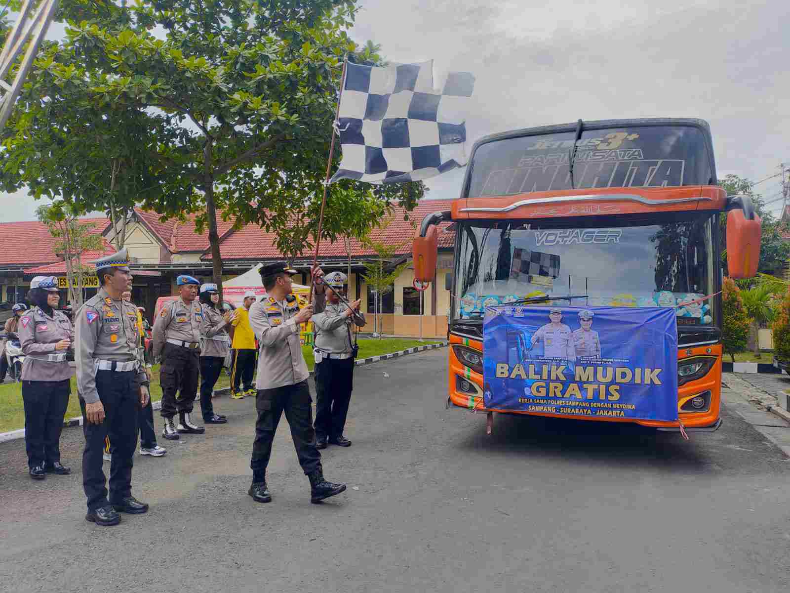 AKBP Siswantoro Lepas 2 Bus Mudik Balik Gratis Polres Sampang Jurusan Surabaya – Jakarta