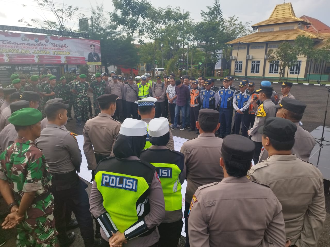 Sinergitas dan Soliditas TNI-POLRI Dan Pemkab Sampang Faktor Utama Sukses Operasi Ketupat Semeru 2023 Di Kabupaten Sampang