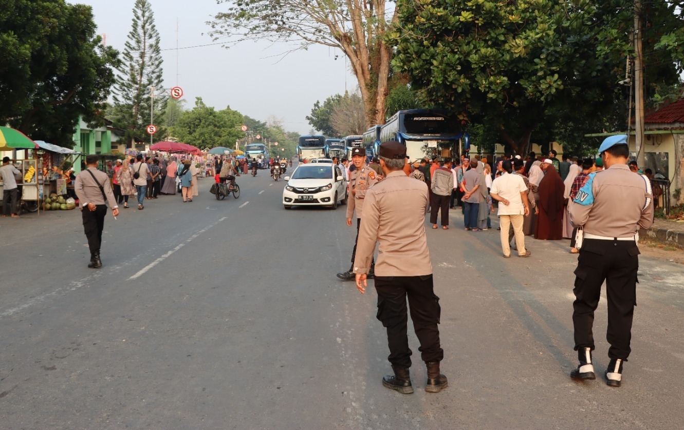 Personil Gabungan Polres Lampung Tengah dan Polsek Melaksanakan Pengawalan Serta Pengamanan Keberangkatan Jamaah Haji 