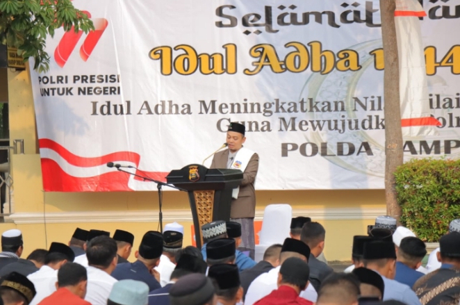 Polda Lampung Gelar Sholat Idul Adha 1444 H, 34 Ekor Hewan Qurban di Bagikan